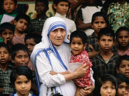 Mother Teresa allegedly involved with several controversial figures from which she received some large amounts of money.